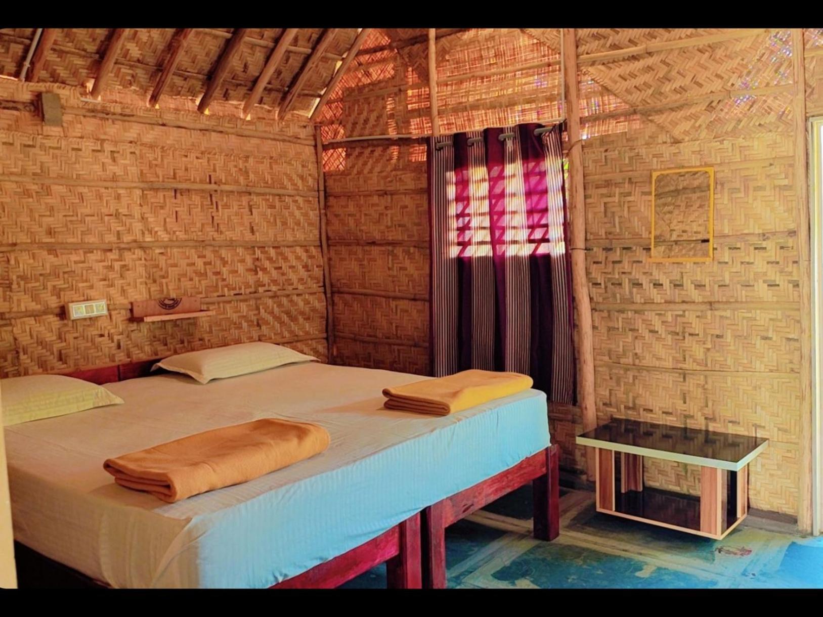 Om Shanti Om Home Stay & Cafe Hampi Exterior foto